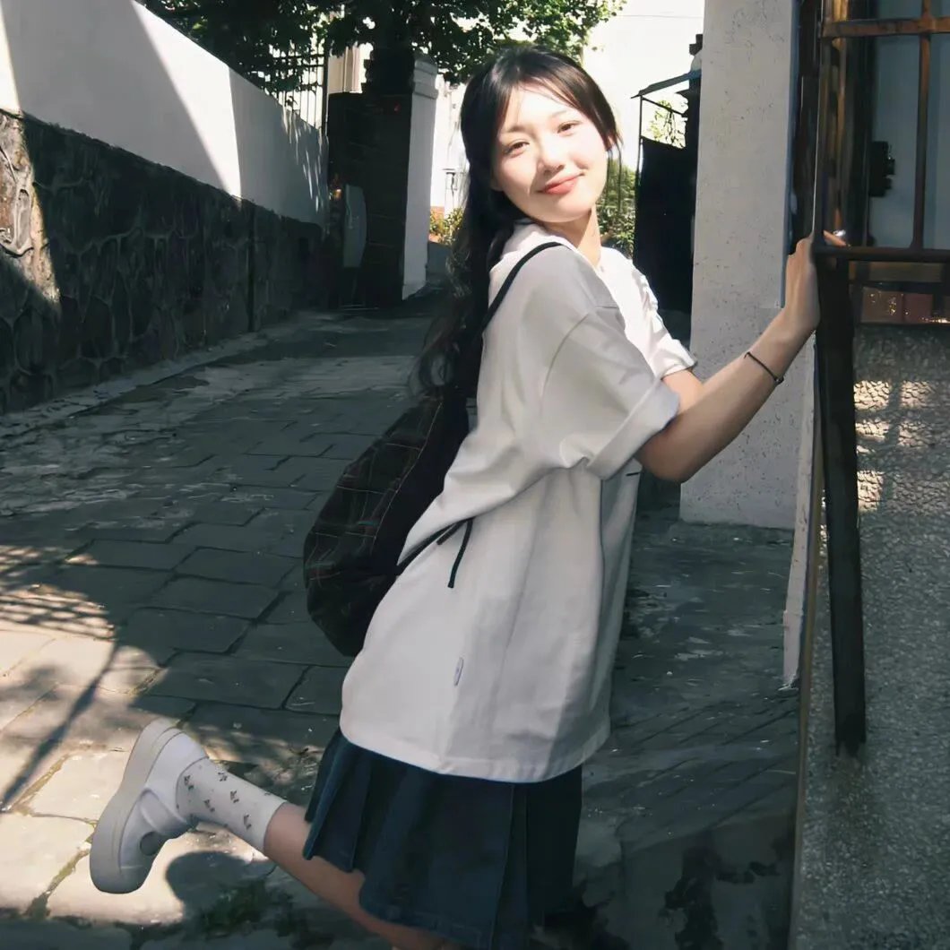 当她换上泳衣 背景图